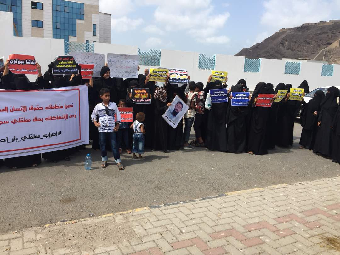 بإشراف إماراتي.. قوات أمنية تنقل معتقلي «بير أحمد» في عدن إلى سجن آخر بإشراف إماراتي.. قوات أمنية تنقل معتقلي «بير أحمد» في عدن إلى سجن آخر
