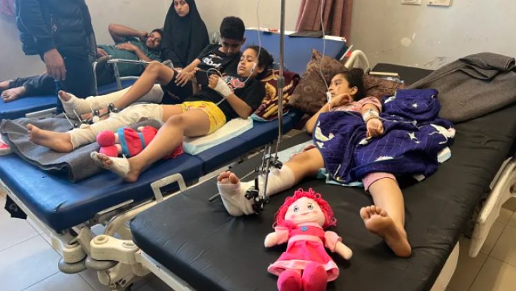 زهرات تذبل.. ثلاثة مشاهد مؤلمة لأطفال غزة المحرومين من العلاج