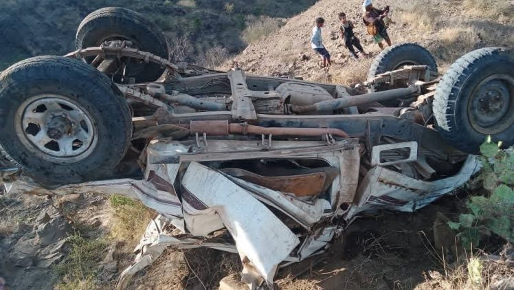 وفاة شخصين وإصابة 12 آخرين إثر سقوط سيارة من منحدر جبلي في ريمة