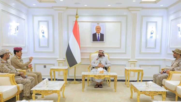 بحضور قائد التحالف في مأرب.. العرادة يلتقي وزير الدفاع ورئيس الأركان ويشدد على رفع الجاهزية القتالية