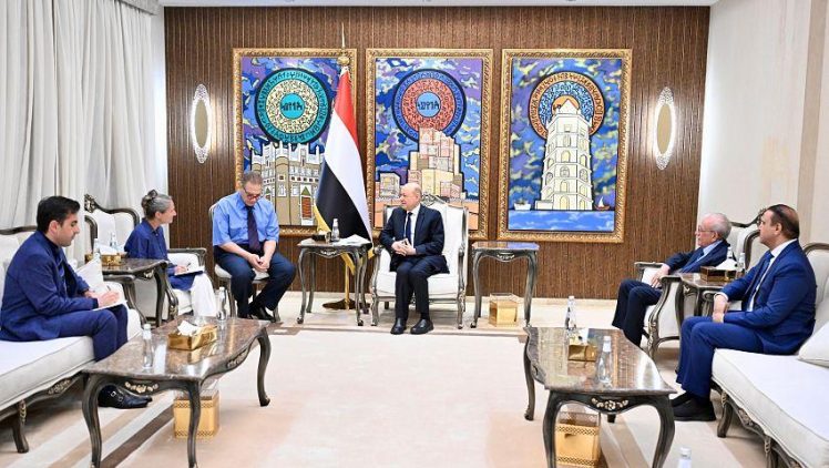 العليمي يدعو إلى دور أوروبي أكبر لدعم التعافي وتشديد الضغوط على الحوثيين