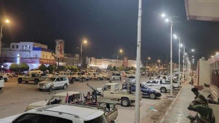 مجاميع مسلحة في ساحة العروض بعدن تحت لافتة رفض الإفراج عن مدانين في قضايا إرهاب ضمن صفقة تبادل الأسرى